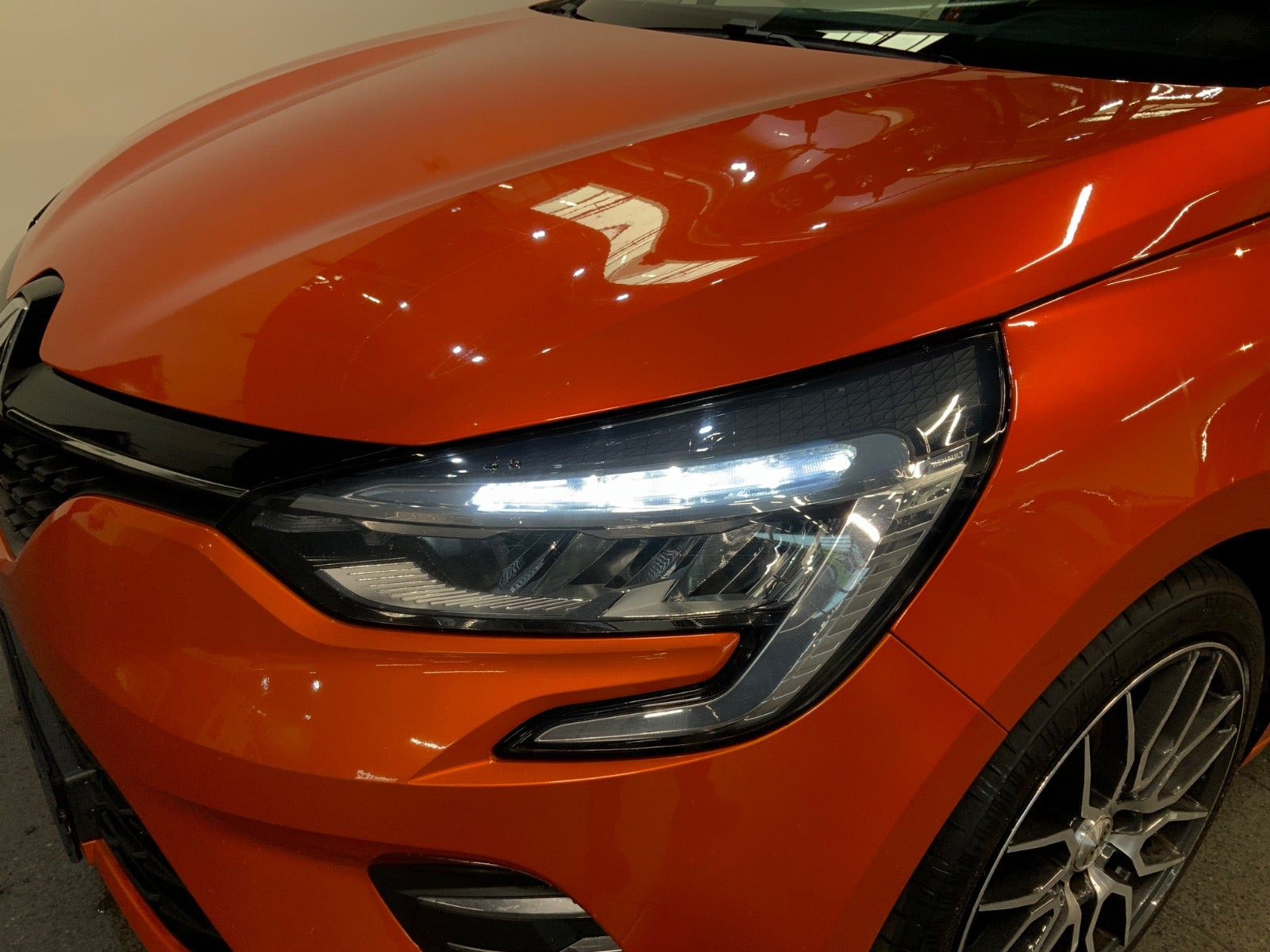 Orange Renault Clio V fra 2020