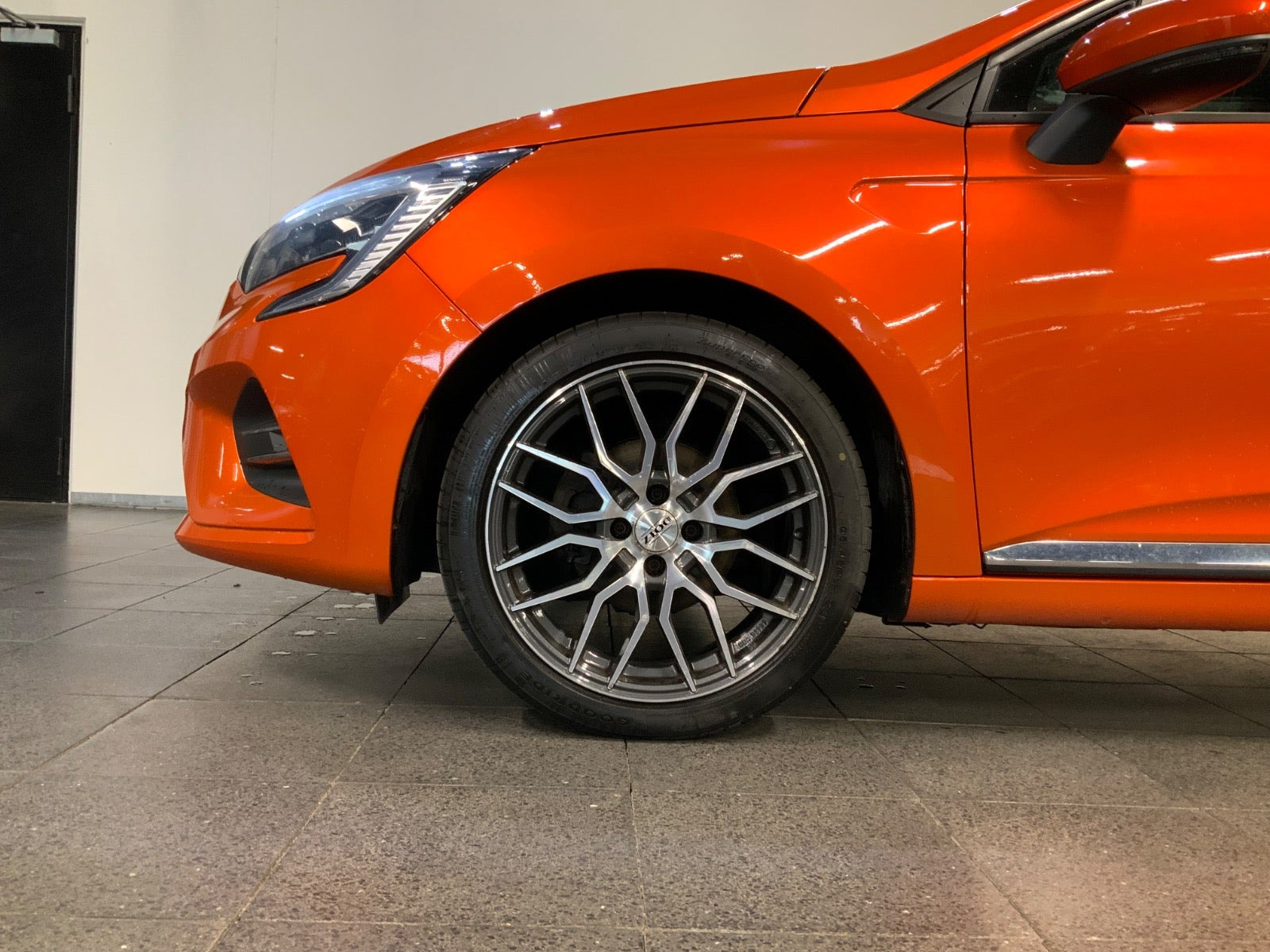 Orange Renault Clio V fra 2020