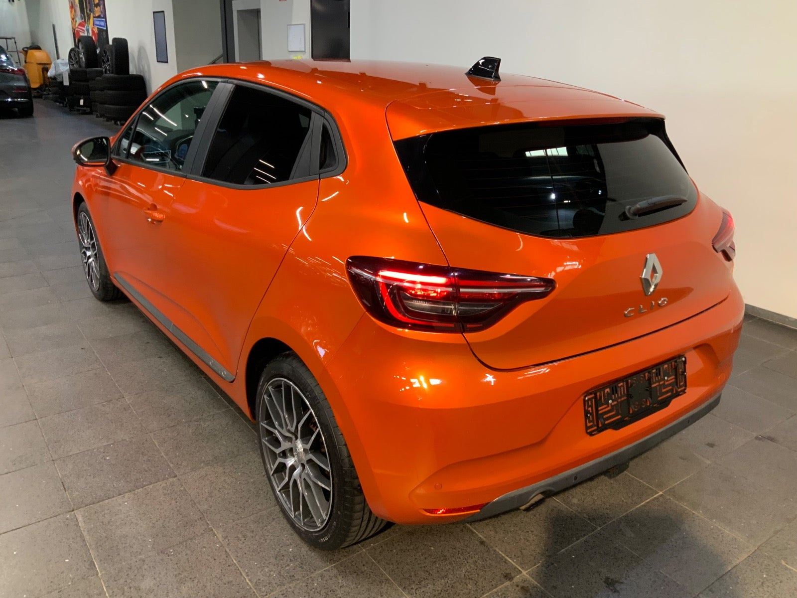 Orange Renault Clio V fra 2020