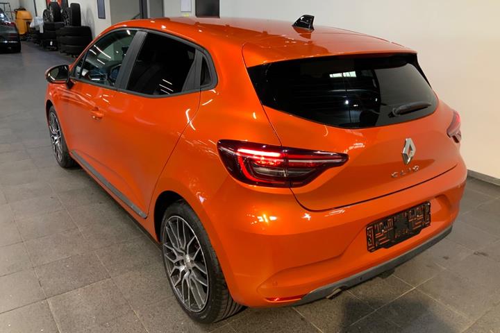 Orange Renault Clio V fra 2020