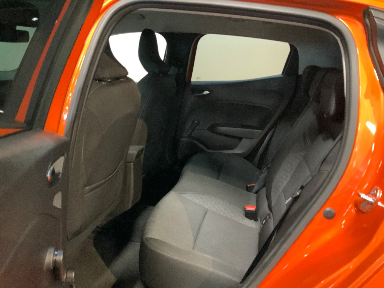Orange Renault Clio V fra 2020