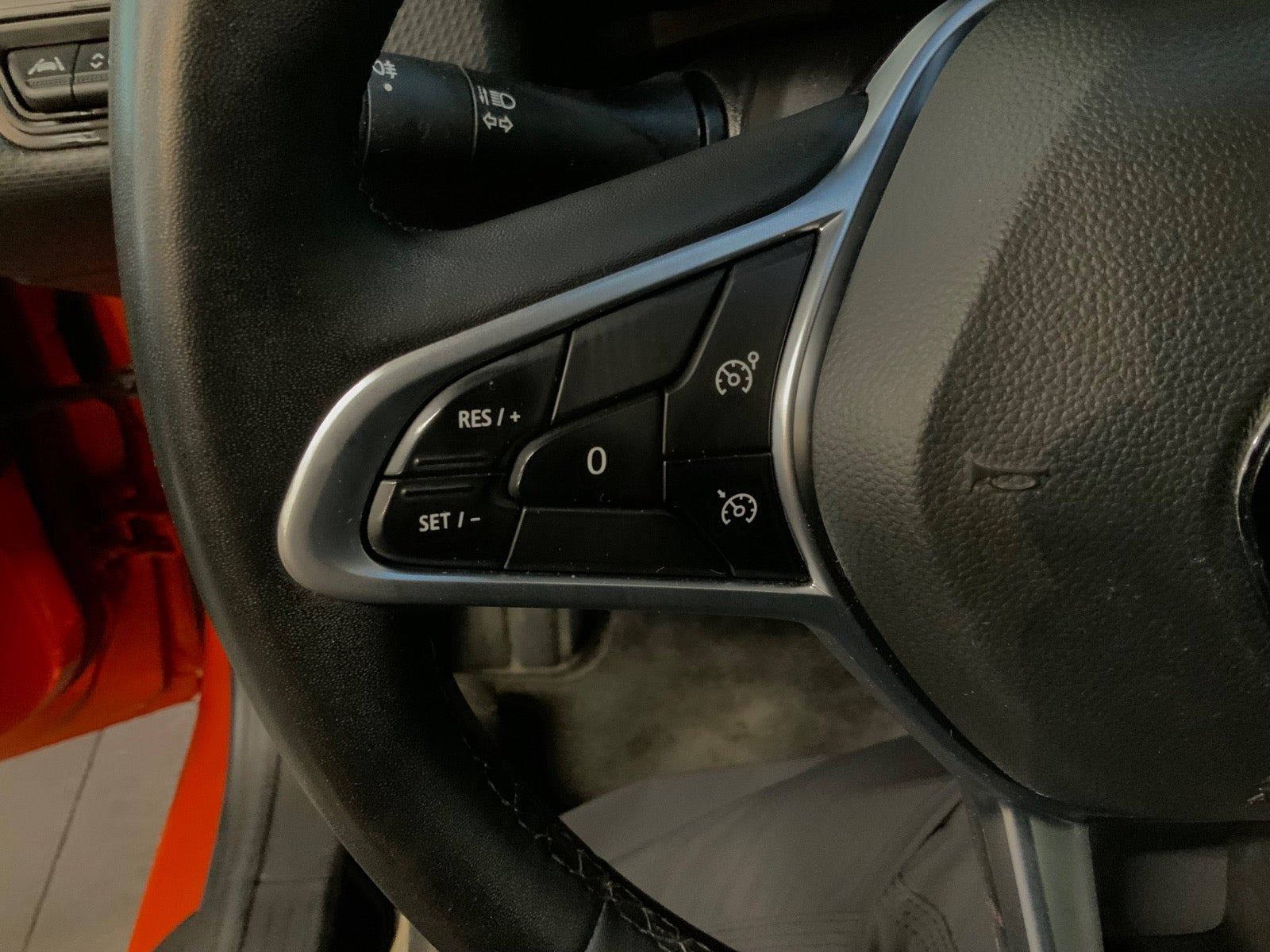 Orange Renault Clio V fra 2020