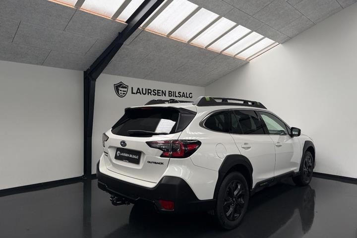 Hvid Subaru Outback fra 2023