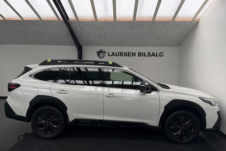 Hvid Subaru Outback fra 2023