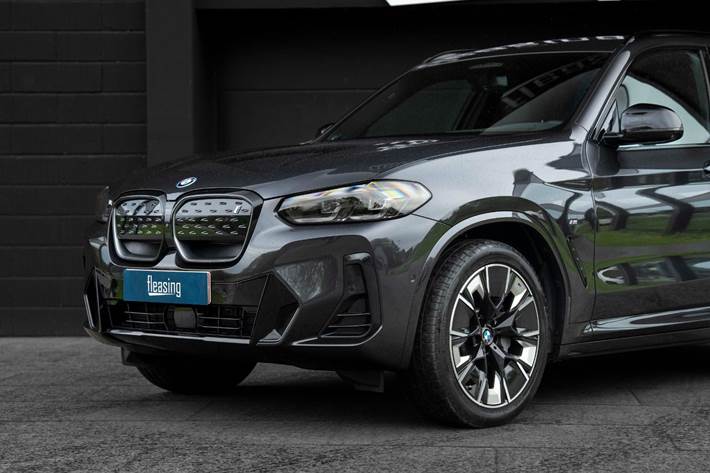 Grå BMW iX3 fra 2022