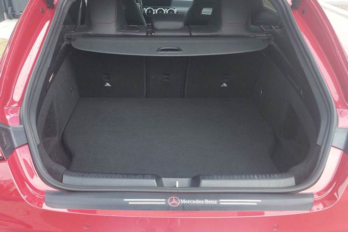 Rød Mercedes CLA250 e fra 2021