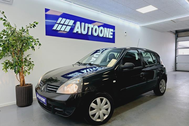 Sort Renault Clio II fra 2006 set udefra