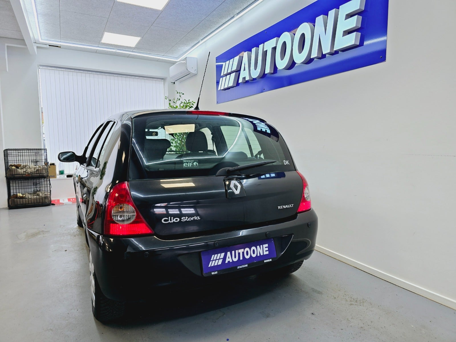 Sort Renault Clio II fra 2006 set udefra