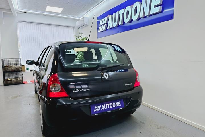 Sort Renault Clio II fra 2006 set udefra