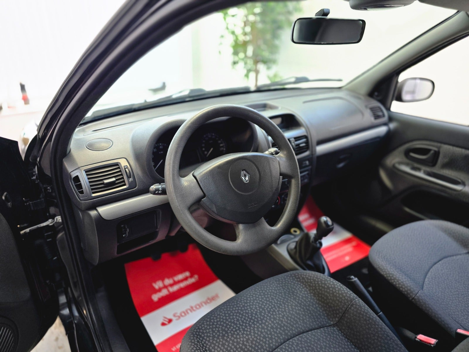 Sort Renault Clio II fra 2006 set indefra