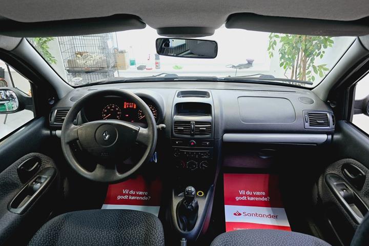 Sort Renault Clio II fra 2006 set indefra
