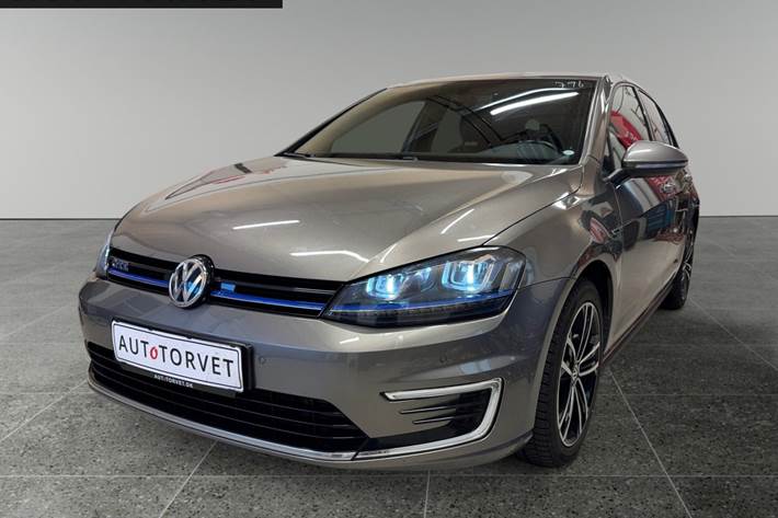 Grå VW Golf VII fra 2015