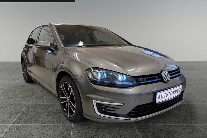 Grå VW Golf VII fra 2015