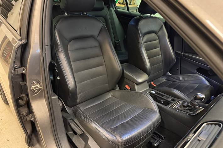 Grå VW Golf VII fra 2015