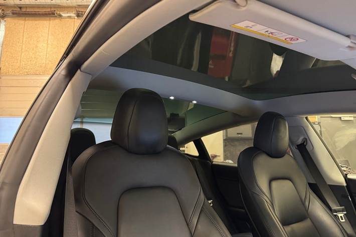 Sort Tesla Model 3 fra 2021