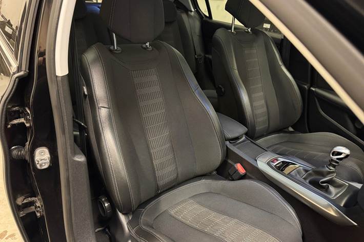 Sort Peugeot 308 fra 2020