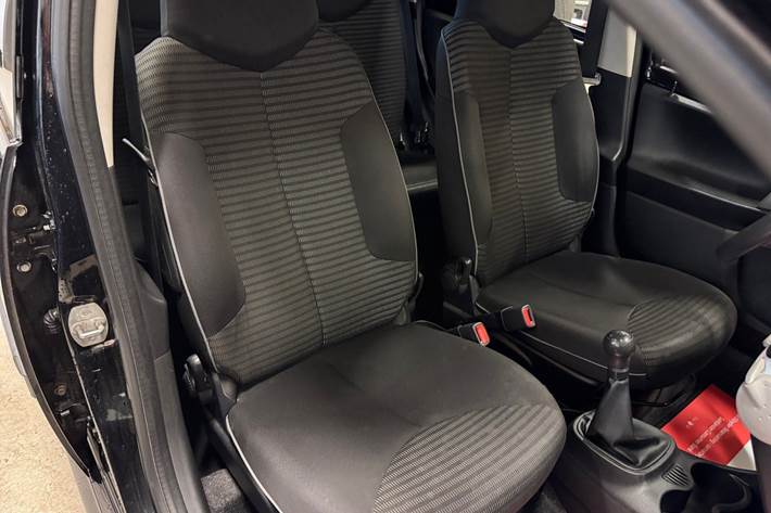 Sort Peugeot 107 fra 2013