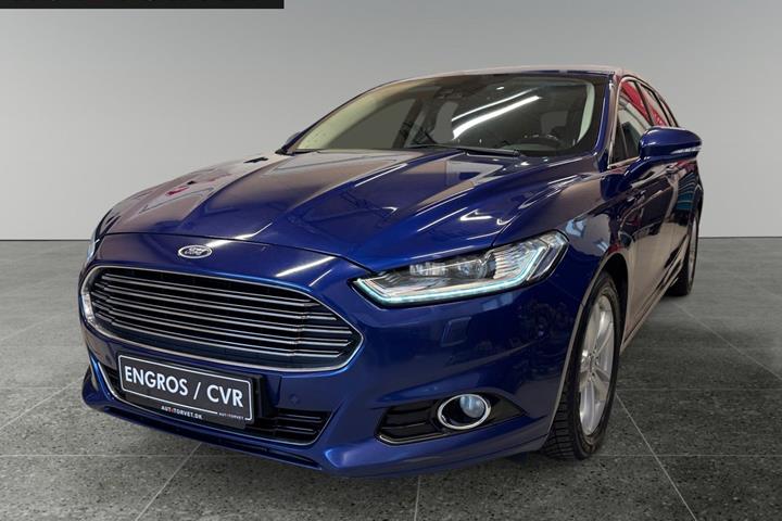 Blå Ford Mondeo fra 2015 set udefra