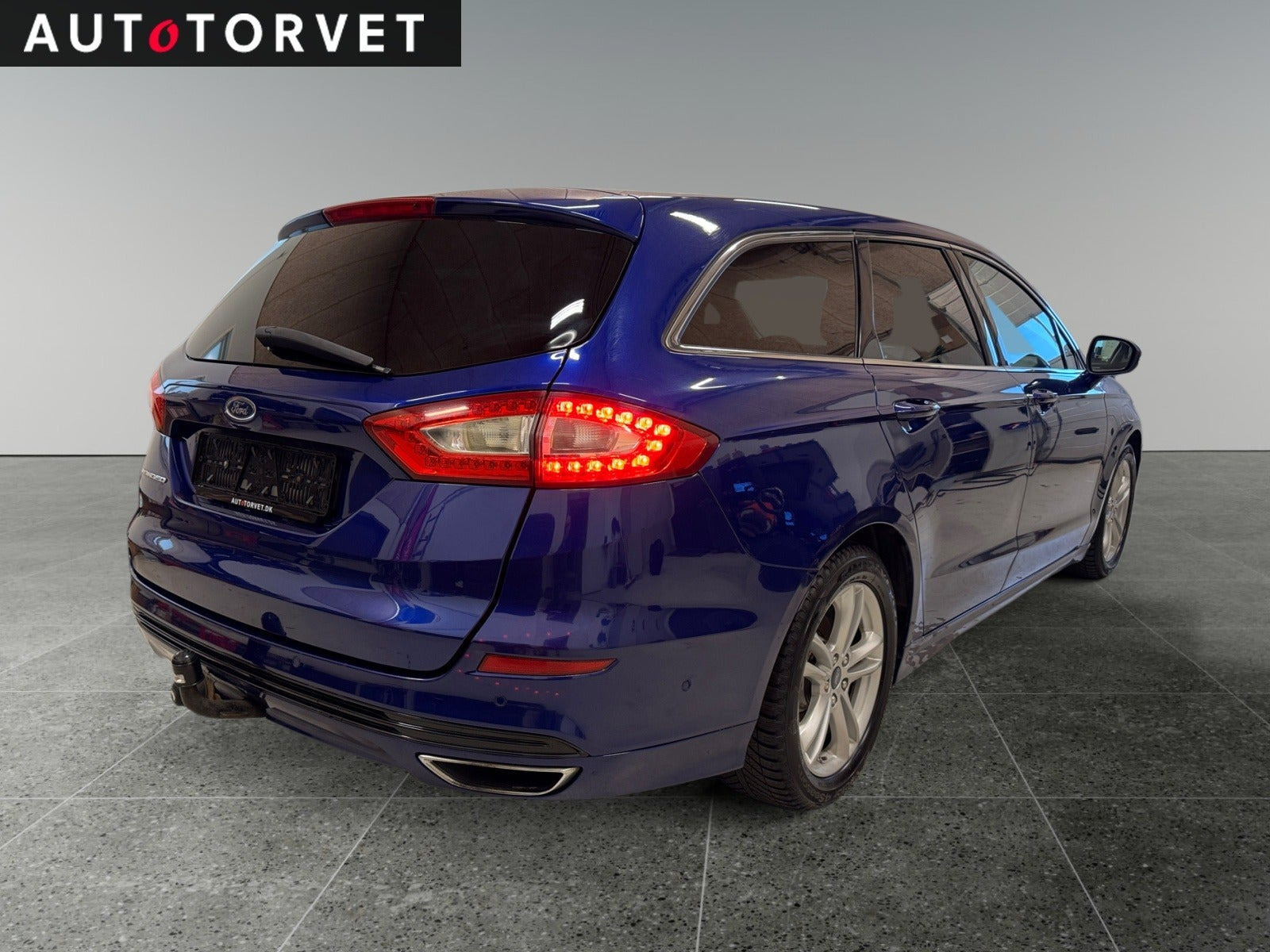 Blå Ford Mondeo fra 2015
