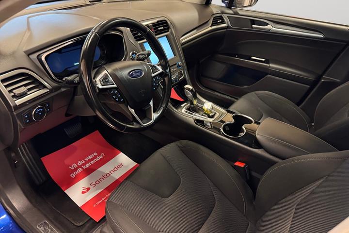 Blå Ford Mondeo fra 2015
