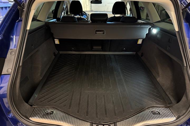 Blå Ford Mondeo fra 2015