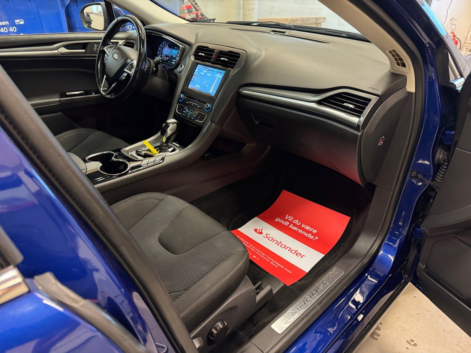 Blå Ford Mondeo fra 2015