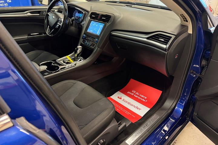 Blå Ford Mondeo fra 2015