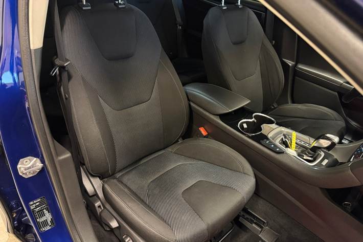 Blå Ford Mondeo fra 2015