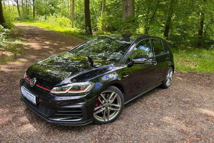 Sort VW Golf VII fra 2017 set udefra