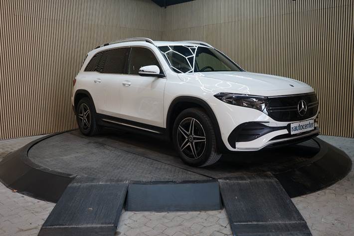 Hvid Mercedes EQB250 fra 2023 set udefra