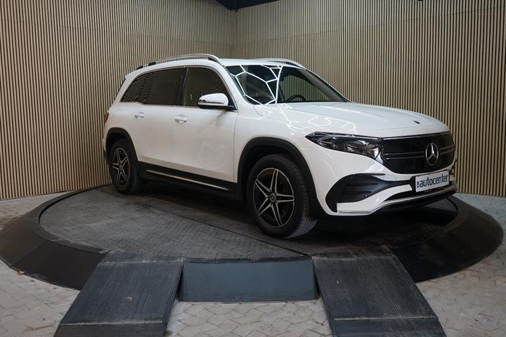 Hvid Mercedes EQB250 fra 2023 set udefra
