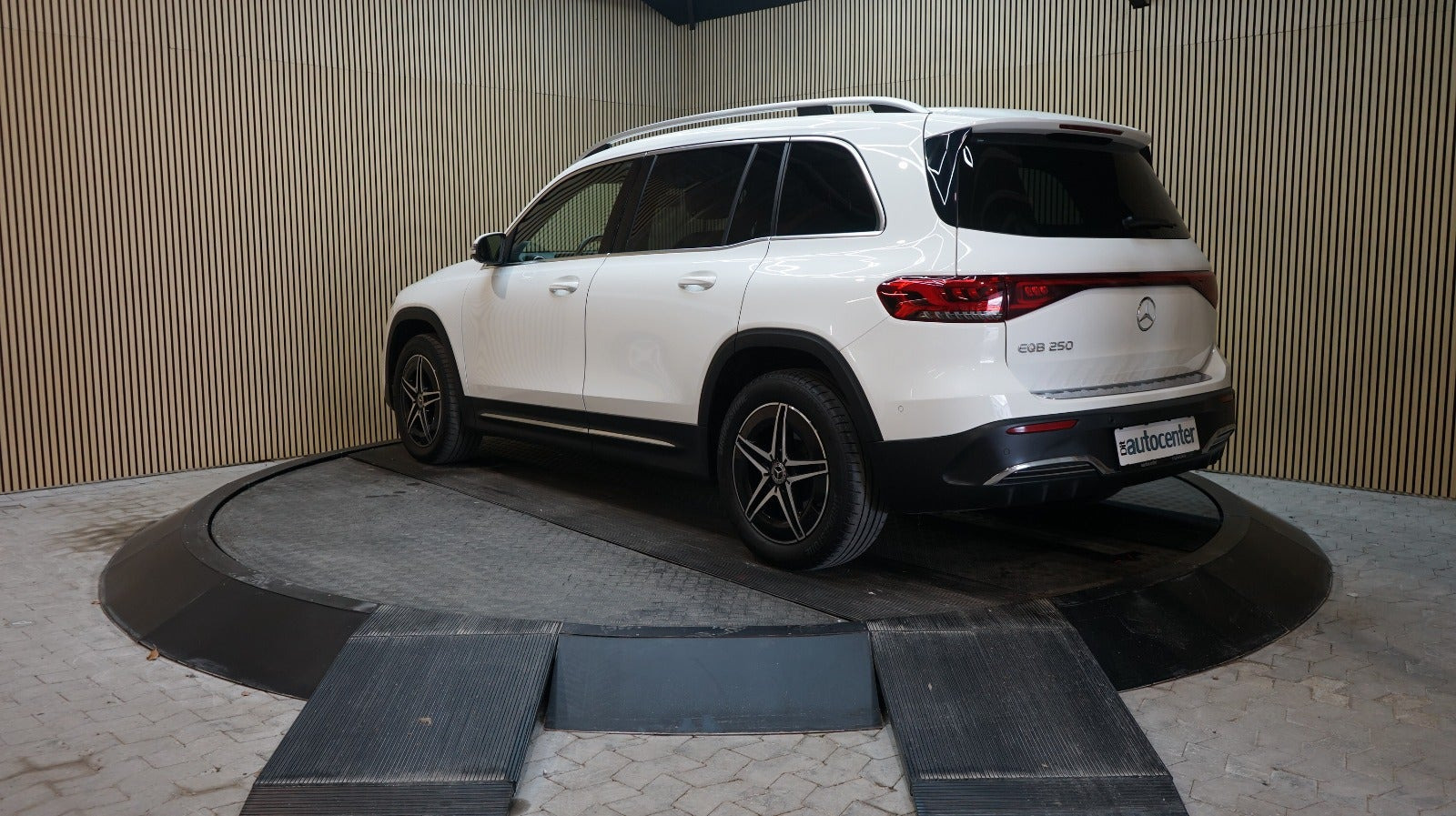 Hvid Mercedes EQB250 fra 2023