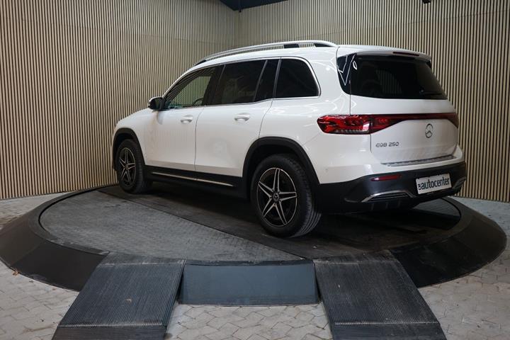 Hvid Mercedes EQB250 fra 2023