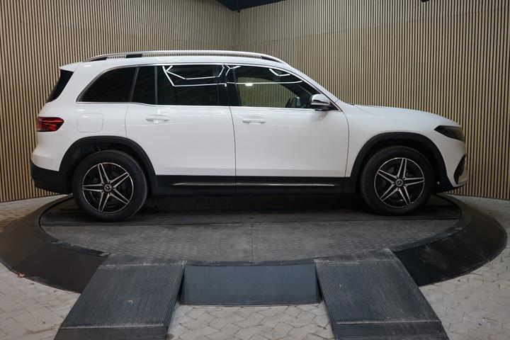 Hvid Mercedes EQB250 fra 2023