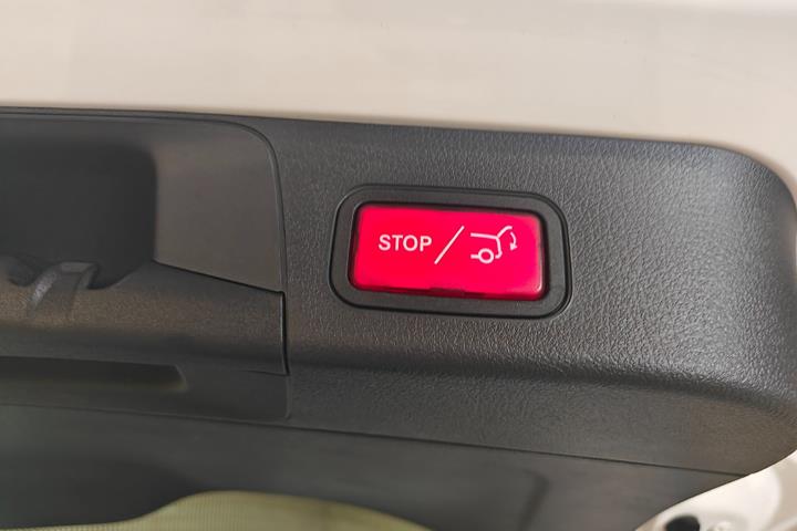 Hvid Mercedes EQB250 fra 2023