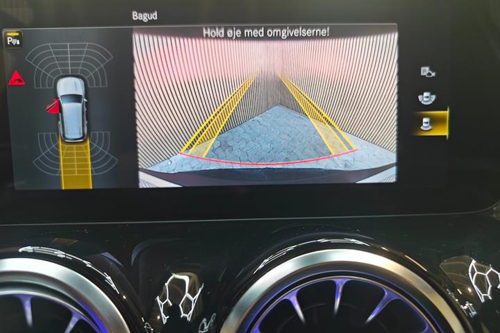 Hvid Mercedes EQB250 fra 2023