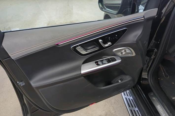Sort Mercedes EQE500 SUV fra 2024