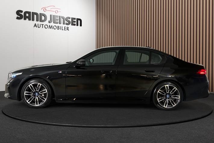 Sort BMW i5 fra 2024