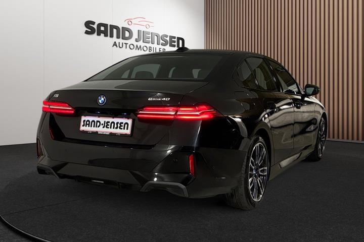 Sort BMW i5 fra 2024