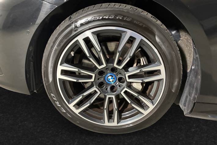 Sort BMW i5 fra 2024