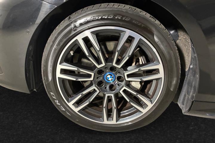 Sort BMW i5 fra 2024