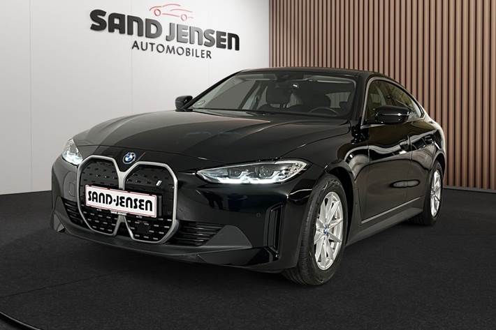 Sort BMW i4 fra 2024 set udefra