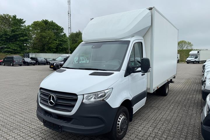 Hvid Mercedes Sprinter 519 fra 2022 set udefra