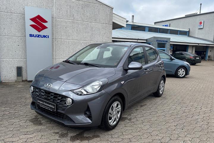 Grå Hyundai i10 fra 2020 set udefra
