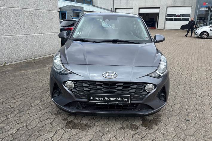 Grå Hyundai i10 fra 2020