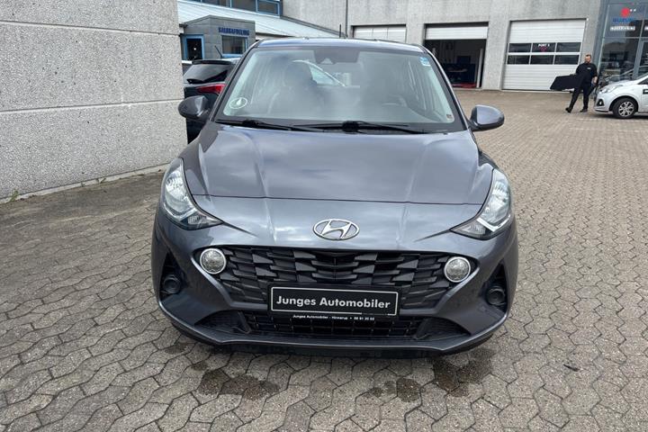 Grå Hyundai i10 fra 2020