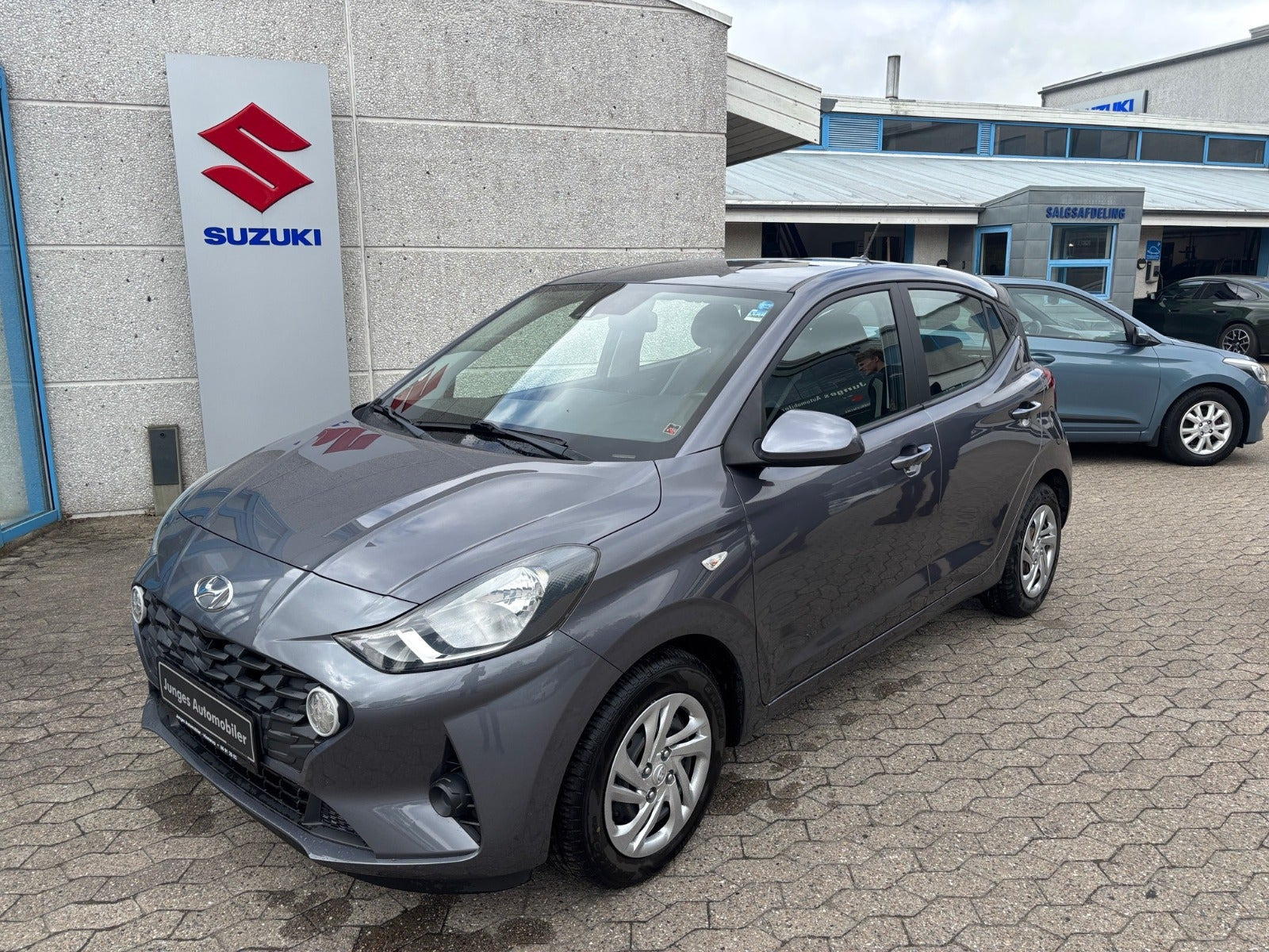 Grå Hyundai i10 fra 2020