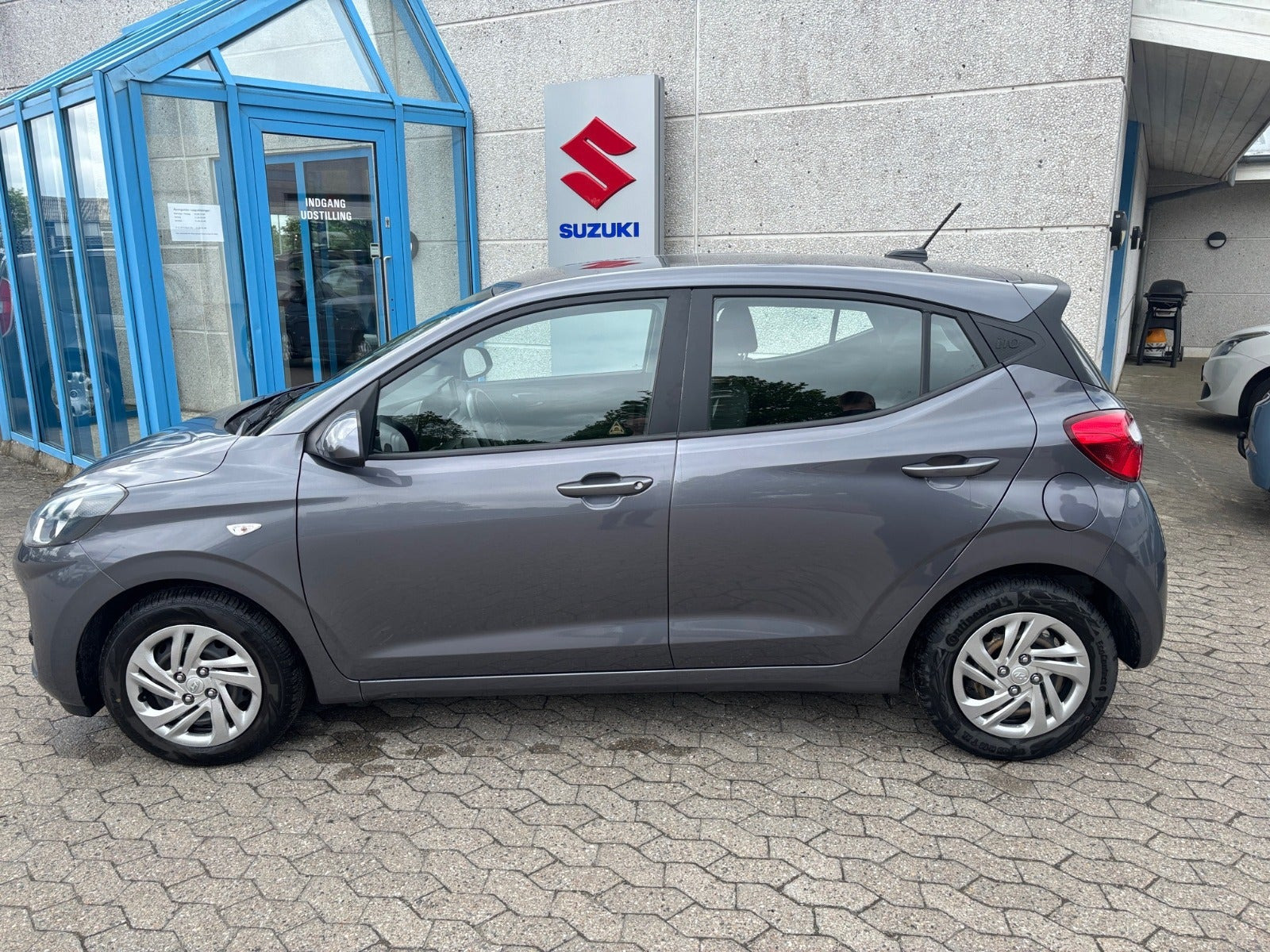 Grå Hyundai i10 fra 2020