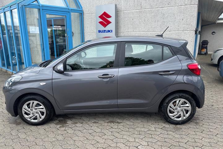 Grå Hyundai i10 fra 2020