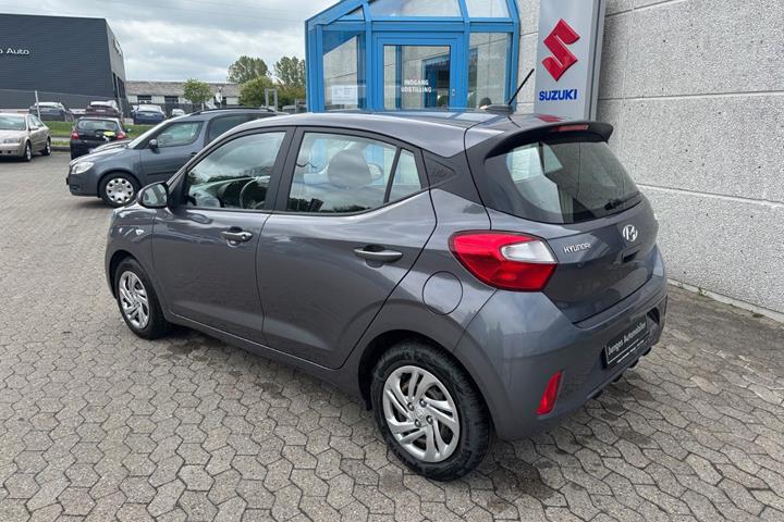 Grå Hyundai i10 fra 2020